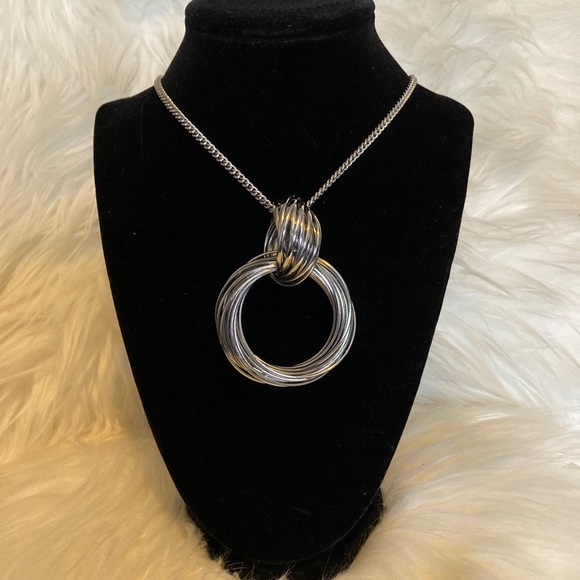 Silver coloured knot necklace - Picture 1 of 3